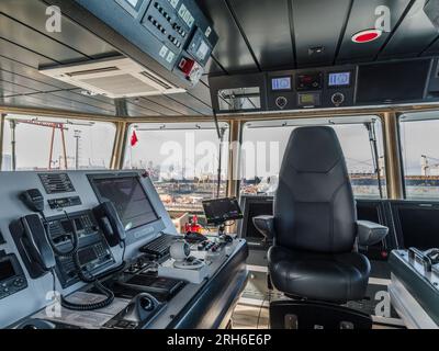 Wunderschönes Bild des Inneren eines Kreuzfahrtschiffs/Frachtschachts/U-Boots/Schiffs. Inklusive Stühlen und Schreibtischen Stockfoto