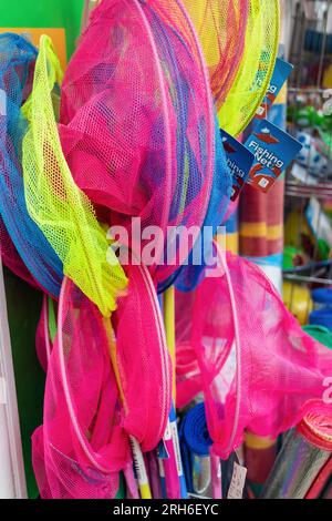 Bunte Fischernetze in einem Kiosk am Meer, Hythe Kent Stockfoto