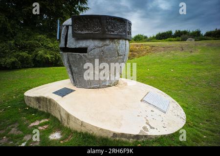 Helmskulptur in Lewes Priory zum Gedenken an die Schlacht, die dort 1264 ausgetragen wurde Stockfoto