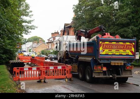 Ascot, Berkshire, Großbritannien. 14. August 2023. Die Rohre werden in der Ascot High Street von Instalcom Ltd im Auftrag von Scottish and Southern Power verlegt. Kredit: Maureen McLean/Alamy Live News Stockfoto