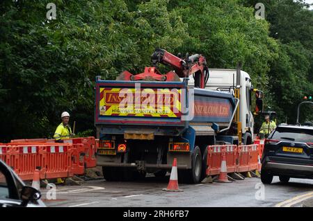 Ascot, Berkshire, Großbritannien. 14. August 2023. Die Rohre werden in der Ascot High Street von Instalcom Ltd im Auftrag von Scottish and Southern Power verlegt. Kredit: Maureen McLean/Alamy Live News Stockfoto