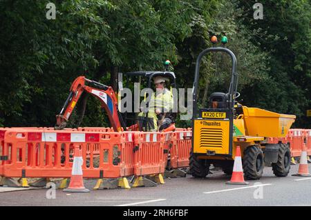 Ascot, Berkshire, Großbritannien. 14. August 2023. Die Rohre werden in der Ascot High Street von Instalcom Ltd im Auftrag von Scottish and Southern Power verlegt. Kredit: Maureen McLean/Alamy Live News Stockfoto