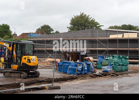 Ascot, Berkshire, Großbritannien. 14. August 2023. Eine neue Haustierhandlung in der haustierfreundlichen Ecke wird an der Ascot High Street gebaut und soll Ende Sommer 2023 eröffnet werden. Kredit: Maureen McLean/Alamy Live News Stockfoto