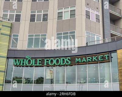 Kansas City, MO, USA - 3. August 2023: Whole Foods Market mit Geschäften in den USA, Kanada und Großbritannien ist eine amerikanische Supermarktkette Stockfoto