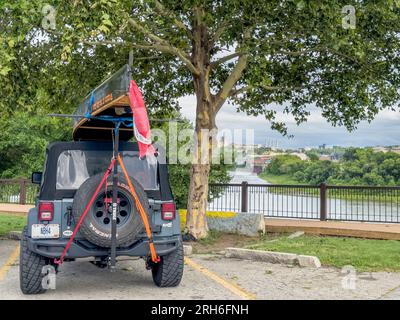 Kansas City, KS, USA - 31. Juli 2023. Jeep Wrangler mit Kanu auf Dachgepäckträgern im Kaw Point Park – Zusammenfluss von Kansas River und Missouri River. Stockfoto