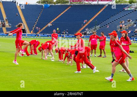 Cardiff, Wales. Cardiff, Wales, Großbritannien. 14. August 2023; Sophia Gardens, Cardiff, Wales: The 100 Womens Cricket, Welsh Fire versus Trent Rockets; Welsh Fire Ladies wärmen sich für ihr Spiel auf. Kredit: Action Plus Sports Images/Alamy Live News Kredit: Action Plus Sports Images/Alamy Live News Stockfoto