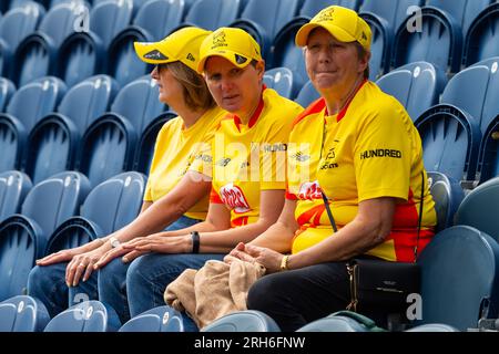 Cardiff, Wales. Cardiff, Wales, Großbritannien. 14. August 2023; Sophia Gardens, Cardiff, Wales: The 100 Womens Cricket, Welsh Fire versus Trent Rockets; Trent Rockets-Fans in Teamfarben, die sich auf das Spiel freuen. Kredit: Action Plus Sports Images/Alamy Live News Kredit: Action Plus Sports Images/Alamy Live News Stockfoto