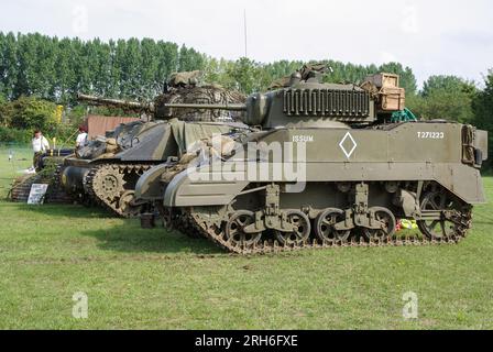 M5 Stuart Light Tank und M4 Sherman Tank bei der Damyns Hall Military Show in Essex, Großbritannien. Panzer der US-Armee aus dem Zweiten Weltkrieg sind zu sehen Stockfoto