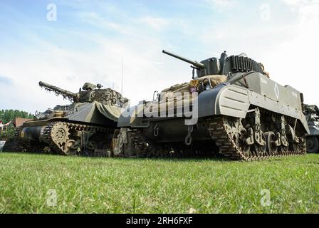 M5 Stuart Light Tank und M4 Sherman Tank bei der Damyns Hall Military Show in Essex, Großbritannien. Panzer der US-Armee aus dem Zweiten Weltkrieg sind zu sehen Stockfoto