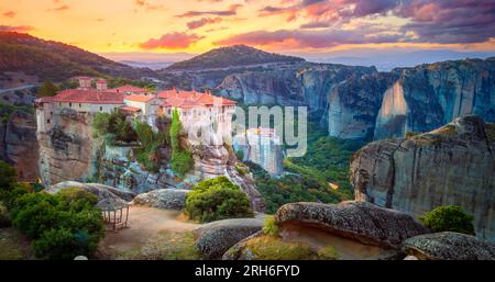 Panoramablick auf Meteora. Griechenland, Meteora-Klöster. Panoramablick auf das Heilige Kloster von Varlaam am am Rand einer hohen Klippe. Schön Stockfoto