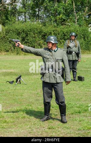 Reenactors, Reenactment deutscher Soldaten des Zweiten Weltkriegs. Infanteristen der Wehrmacht. Uniform. Schießpistole Stockfoto