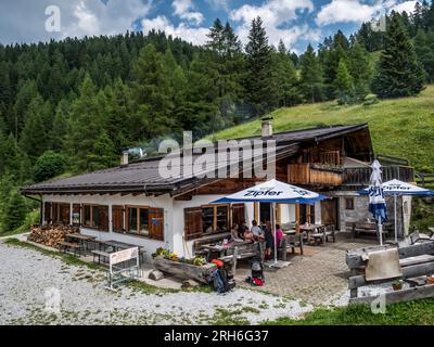 Das Bild zeigt die privat geführte Truner Hütte im Gschnitztal oberhalb des Dorfes Trins in den Stubaier Alpen Stockfoto