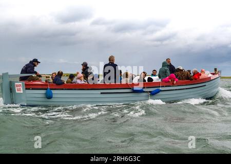 Bischops Boats Seal Boat bringt Passagiere heraus, um die berühmten grauen Seehunde auf Blakeney Point Sandbänken vor dem Eingang des Blakeney Harbour zu sehen Stockfoto