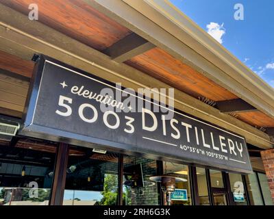 Fort Collins, CO, USA - Juli 10,2023: Elevation 5003 Distillery, ein lokaler und Online-Shop für alkoholische Spirituosen, Spirituosen und Cocktails mit Terrasse und Tasti Stockfoto