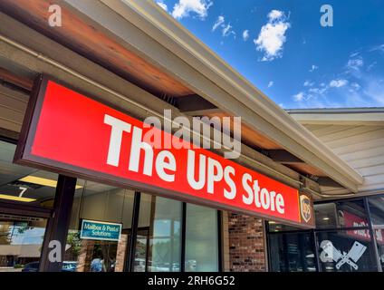 Fort Collins, CO, USA - Juli 10,2023: Eingangsschild für den UPS Store, eine Tochtergesellschaft von United Parcel Service, die Folgendes anbietet: Versand, Schreddern, Prismen Stockfoto