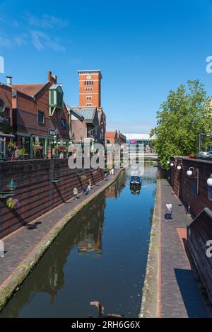 Kanal durch den Brindley Place im Stadtzentrum von Birmingham, England, Großbritannien Stockfoto