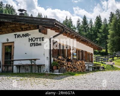 Das Bild zeigt die privat geführte Truner Hütte im Gschnitztal oberhalb des Dorfes Trins in den Stubaier Alpen Stockfoto