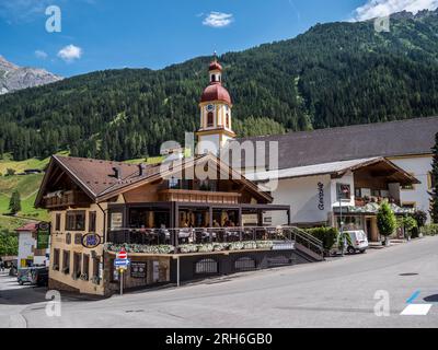 Straßenszene auf dem Dorfplatz Neustift, Hauptdorf und Touristenzentrum im Stubaital des österreichischen Tirols Stockfoto