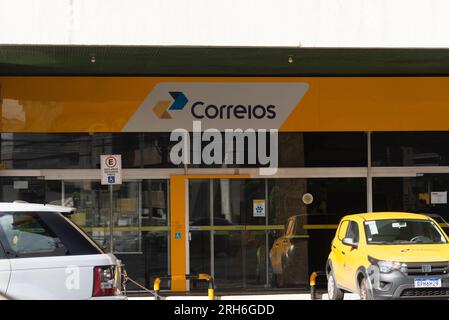 Salvador, Bahia, Brasilien - 11. August 2023: Fassade des Postamts, Portugiesisch: Correios. Auf der Avenida Tancredo Neves in Salvador, Bahia. Stockfoto