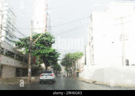 Salvador, Bahia, Brasilien - 13. August 2023: Blick aus dem Auto auf die regnerische und kalte Straße in der Stadt Salvador, Bahia. Stockfoto