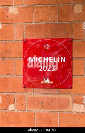 An der Wand vor dem Purnells Restaurant in Birmingham, Großbritannien, wird eine Michelin 2023-1-Sterne-Plakette angebracht Stockfoto