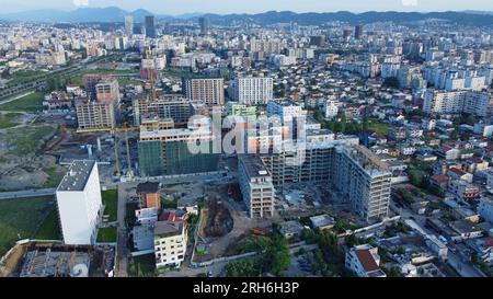 Drone View of New Apartment Blocks will Bauarbeiten in Tirana, Albanien, Mai 2023 Stockfoto