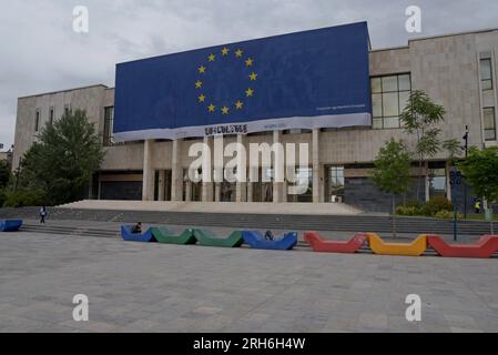 Eine riesige Flagge der Europäischen Union gegenüber dem National History Museum auf dem Skanderbeg-Platz, Tirana, Albanien Stockfoto
