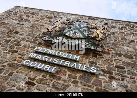 Das Schild am Plymouth Magistrates Court in der St. Andrew's Street mit einem Mosaikwappen. Stockfoto