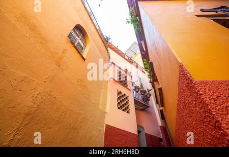 Historische Stadt Guanajuato aus der Kolonialzeit, berühmte Kussmalerie (Callejon del Beso), Mexiko Stockfoto