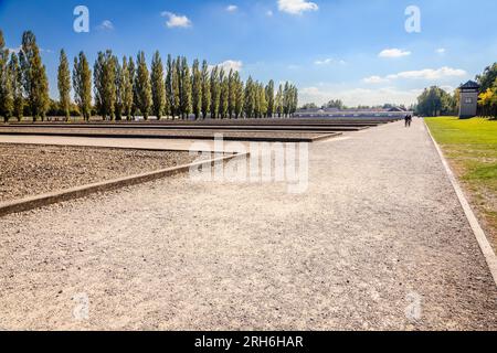 Dachau, Deutschland, 30. September 2015: Fußabdrücke der Baracken am Konzentrationslager Dachau. Stockfoto