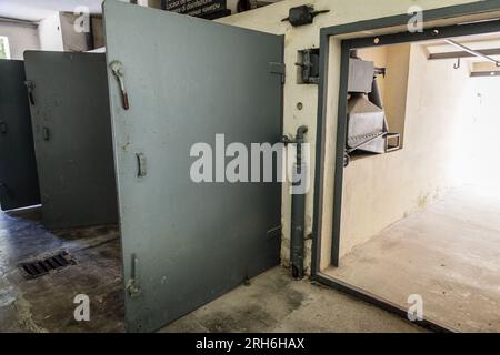 Dachau, Deutschland, 30. September 2015: Eingang zu den Desinfektionskammern des KZ Dachau-Gedenkplatzes. Stockfoto