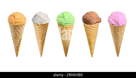 Eislöffel in Waffelkegeln mit Hintergrund. Stockfoto