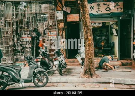 Hanoi, Vietnam, 14. November 2022: StoreFront eines Metallladens in einer Straße des French Quarter in Hanoi, Vietnam Stockfoto