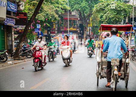 Hanoi, Vietnam, 14. November 2022: Geschäftige Straßenszene im French Quarter von Hanoi. Stockfoto