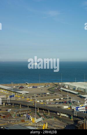 Hafen von Dover Cross-Channel-Hafen in Dover, Kent, England, Vereinigtes Königreich. Klarer, sonniger Tag mit Blick auf Frankreich. Ein paar Fahrzeuge warten. Die Fähren sind weit draußen Stockfoto