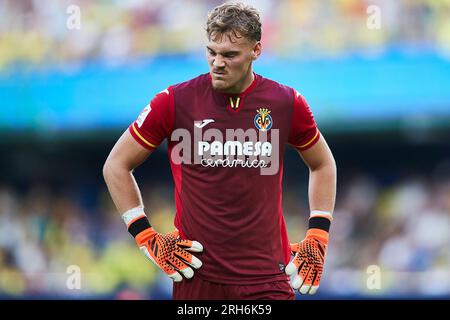 Filip Jorgensen (Villarreal CF, Nr. 13) reagiert während des LaLiga-Spiels zwischen Villarreal CF und Real Betis im Ceramica Stadium am 13. August 2023 in Vil Stockfoto