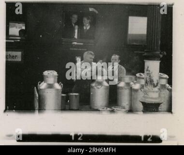 SS-Fotograf, Gösling, Jobst (Leibstandarte Adolf Hitler, Berlin, Holland 1943) hochrangige Nazi-Führer auf dem Bahnsteig; Hitler hält eine Rede vom Reichskanzlerbalkon für verwundete Soldaten, überprüft dann Ehrenwache; Soldaten trainieren im Feld mit Sanitätern und Krankenwagen; Grünhäuser, Kanalboote und Ausbaggern von Flüssen, Eisenbahnwaggons, und die lokale Bevölkerung in Holland; Mörtel- und Maschinengewehrmannschaften Ausbildung; Zivilkrankenhaus mit Operationssaal und Entbindungsstation; Sepp Dietrich überprüft Truppen in Kasernen mit geschleppter und selbstfahrender Artillerie und Light Flak; Zeremonie mit Sepp Dietrich Stockfoto