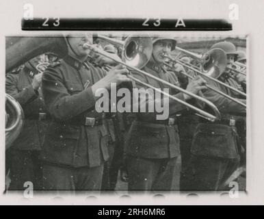 SS-Fotograf, Gösling, Jobst (Leibstandarte Adolf Hitler, Berlin, Holland 1943) hochrangige Nazi-Führer auf dem Bahnsteig; Hitler hält eine Rede vom Reichskanzlerbalkon für verwundete Soldaten, überprüft dann Ehrenwache; Soldaten trainieren im Feld mit Sanitätern und Krankenwagen; Grünhäuser, Kanalboote und Ausbaggern von Flüssen, Eisenbahnwaggons, und die lokale Bevölkerung in Holland; Mörtel- und Maschinengewehrmannschaften Ausbildung; Zivilkrankenhaus mit Operationssaal und Entbindungsstation; Sepp Dietrich überprüft Truppen in Kasernen mit geschleppter und selbstfahrender Artillerie und Light Flak; Zeremonie mit Sepp Dietrich Stockfoto