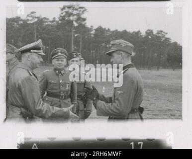 SS-Fotograf, Gösling, Jobst (Leibstandarte Adolf Hitler, Berlin, Holland 1943) hochrangige Nazi-Führer auf dem Bahnsteig; Hitler hält eine Rede vom Reichskanzlerbalkon für verwundete Soldaten, überprüft dann Ehrenwache; Soldaten trainieren im Feld mit Sanitätern und Krankenwagen; Grünhäuser, Kanalboote und Ausbaggern von Flüssen, Eisenbahnwaggons, und die lokale Bevölkerung in Holland; Mörtel- und Maschinengewehrmannschaften Ausbildung; Zivilkrankenhaus mit Operationssaal und Entbindungsstation; Sepp Dietrich überprüft Truppen in Kasernen mit geschleppter und selbstfahrender Artillerie und Light Flak; Zeremonie mit Sepp Dietrich Stockfoto