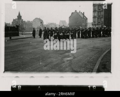 SS-Fotograf, Gösling, Jobst (Leibstandarte Adolf Hitler, Berlin, Holland 1943) hochrangige Nazi-Führer auf dem Bahnsteig; Hitler hält eine Rede vom Reichskanzlerbalkon für verwundete Soldaten, überprüft dann Ehrenwache; Soldaten trainieren im Feld mit Sanitätern und Krankenwagen; Grünhäuser, Kanalboote und Ausbaggern von Flüssen, Eisenbahnwaggons, und die lokale Bevölkerung in Holland; Mörtel- und Maschinengewehrmannschaften Ausbildung; Zivilkrankenhaus mit Operationssaal und Entbindungsstation; Sepp Dietrich überprüft Truppen in Kasernen mit geschleppter und selbstfahrender Artillerie und Light Flak; Zeremonie mit Sepp Dietrich Stockfoto