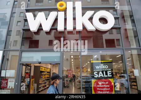 London, Großbritannien. 14 Aug 2023. Eine allgemeine Ansicht von Administration Sale wird am Fenster einer Zweigstelle des Hauswarenhändlers Wilko im Norden Londons angezeigt. Der Einzelhändler kündigte an, dass er am Donnerstag, dem 10. August, in die Verwaltung gehen würde, und die Zweigstellen haben die Schilder für den Verkauf der Verwaltung angebracht. Kredit: Justin Ng/Alamy Live News Stockfoto