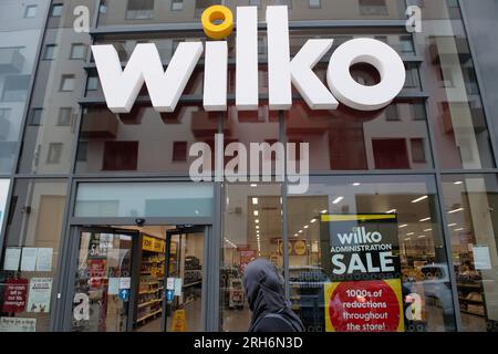 London, Großbritannien. 14 Aug 2023. Eine allgemeine Ansicht von Administration Sale wird am Fenster einer Zweigstelle des Hauswarenhändlers Wilko im Norden Londons angezeigt. Der Einzelhändler kündigte an, dass er am Donnerstag, dem 10. August, in die Verwaltung gehen würde, und die Zweigstellen haben die Schilder für den Verkauf der Verwaltung angebracht. Kredit: Justin Ng/Alamy Live News Stockfoto