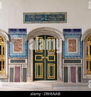 Istanbul, Türkei - 11. Mai 2023: Wunderschön verzierte grüne und goldene Tür im Bagdad Kiosk, Topkapi-Palast Stockfoto
