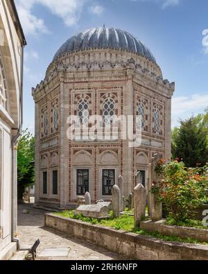 Sehzade Mehmet Turbesi, ein sechsseitiges Strukturmausoleum mit großer Kuppel, befindet sich im Stadtteil Fatih in Istanbul, Türkei, neben der Sehzade-Moschee Stockfoto