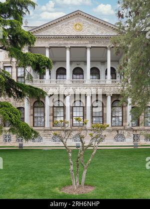 Seite mit Blick auf den Dolmabahce-Palast oder Dolmabahce Sarayi, gelegen im Besiktas-Viertel an der europäischen Küste des Bosporus, Hauptverwaltungszentrum des Osmanischen Reiches, früher Istanbul, Türkei Stockfoto