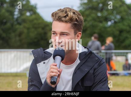 Der britische Promi-Tänzer und Choreograf AJ Pritchard spricht bei der Eröffnung der jährlichen 14-stündigen Ausdauerveranstaltung der British Lawn Mower Racing Association Stockfoto