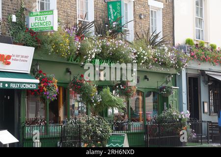 Euston, London, Großbritannien. 10. August 2023. Indische und südostasiatische Restaurants in der Drummond Street auf der Rückseite der Euston Station. Kürzlich wurde berichtet, dass die Anzahl der beliebten Restaurants in der Drummond Street gesunken ist, nicht nur seit der Covid-19-Pandemie, sondern seit Beginn der Bauarbeiten für die Hochgeschwindigkeitsbahn HS2. Einige der Straßen in der Gegend sind wegen HS2 Bauarbeiten gesperrt, so dass es weniger Parkplätze für Gäste gibt. Das Hochgeschwindigkeitsbahnprojekt HS2 in Euston in London wurde vor kurzem für zwei Jahre auf Eis gelegt, aber auf der HS2 laufen noch Arbeiten Stockfoto