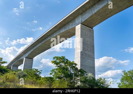 Koroshegy-Talbrücke neben dem Plattensee in Ungarn bei Sommersonne Stockfoto