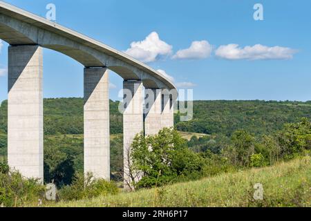 Koroshegy-Talbrücke neben dem Plattensee in Ungarn bei Sommersonne Stockfoto