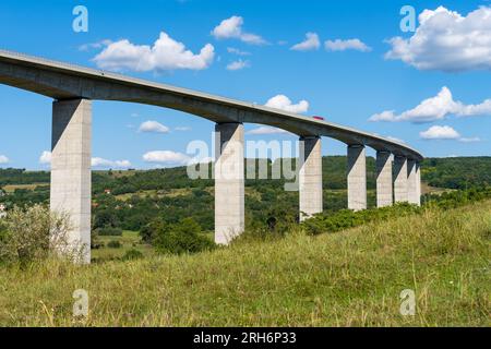 Koroshegy-Talbrücke neben dem Plattensee in Ungarn bei Sommersonne Stockfoto